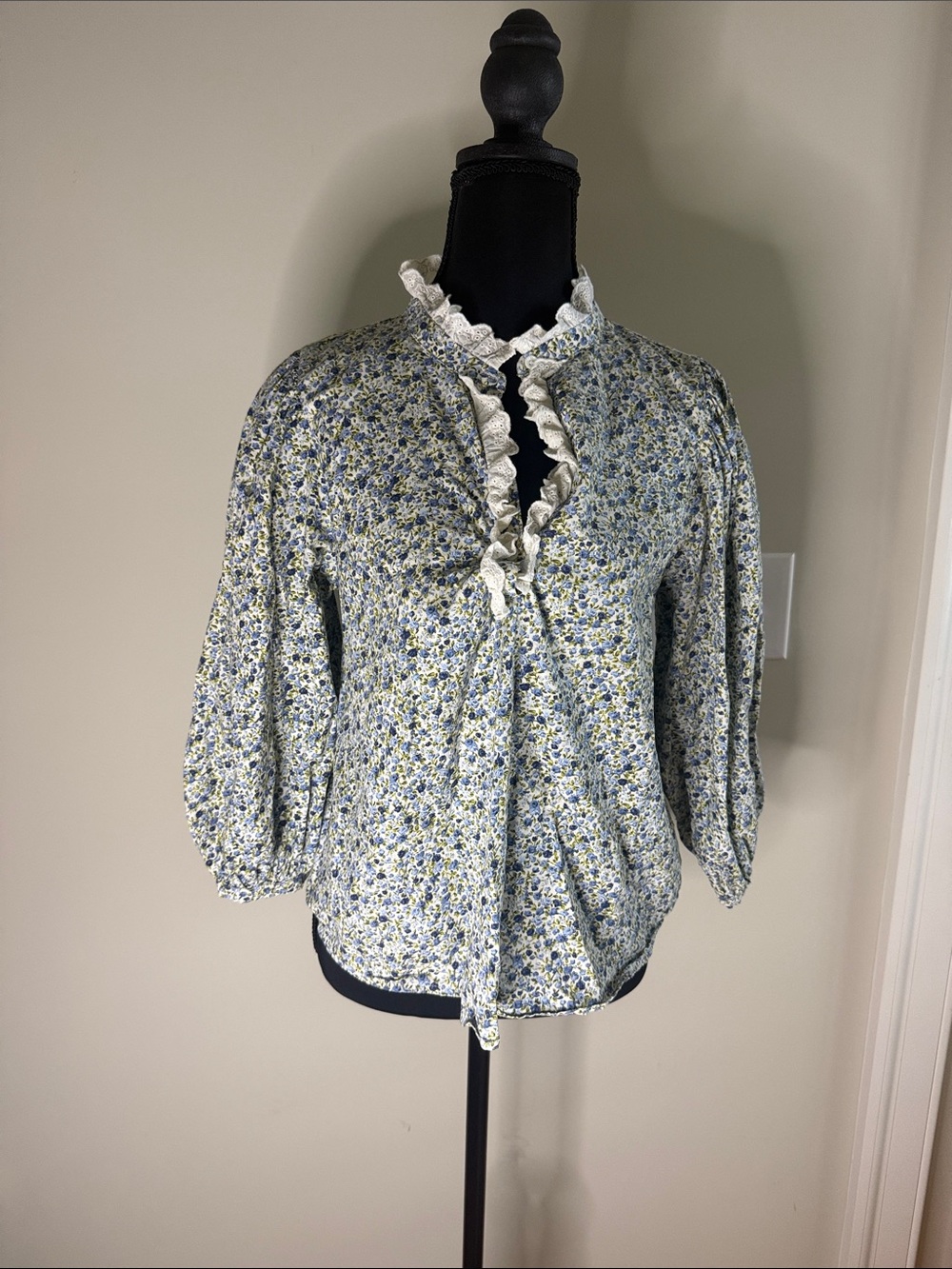 Women's Ruffle-Trim Floral Long Sleeve Blouse — Blue & White